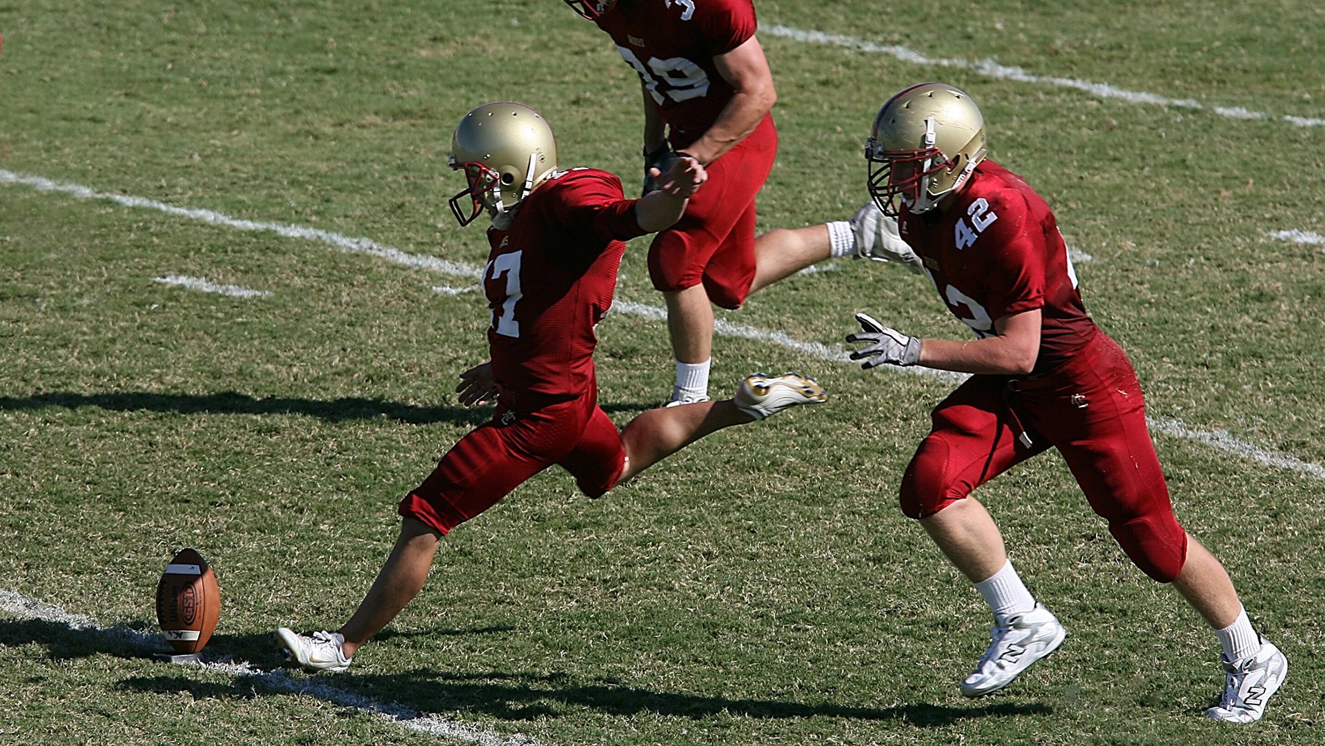 亚历克斯·格林伍德在橄榄球锦标赛中发挥出色，成为防守新星，亚历克斯-格林伍德
