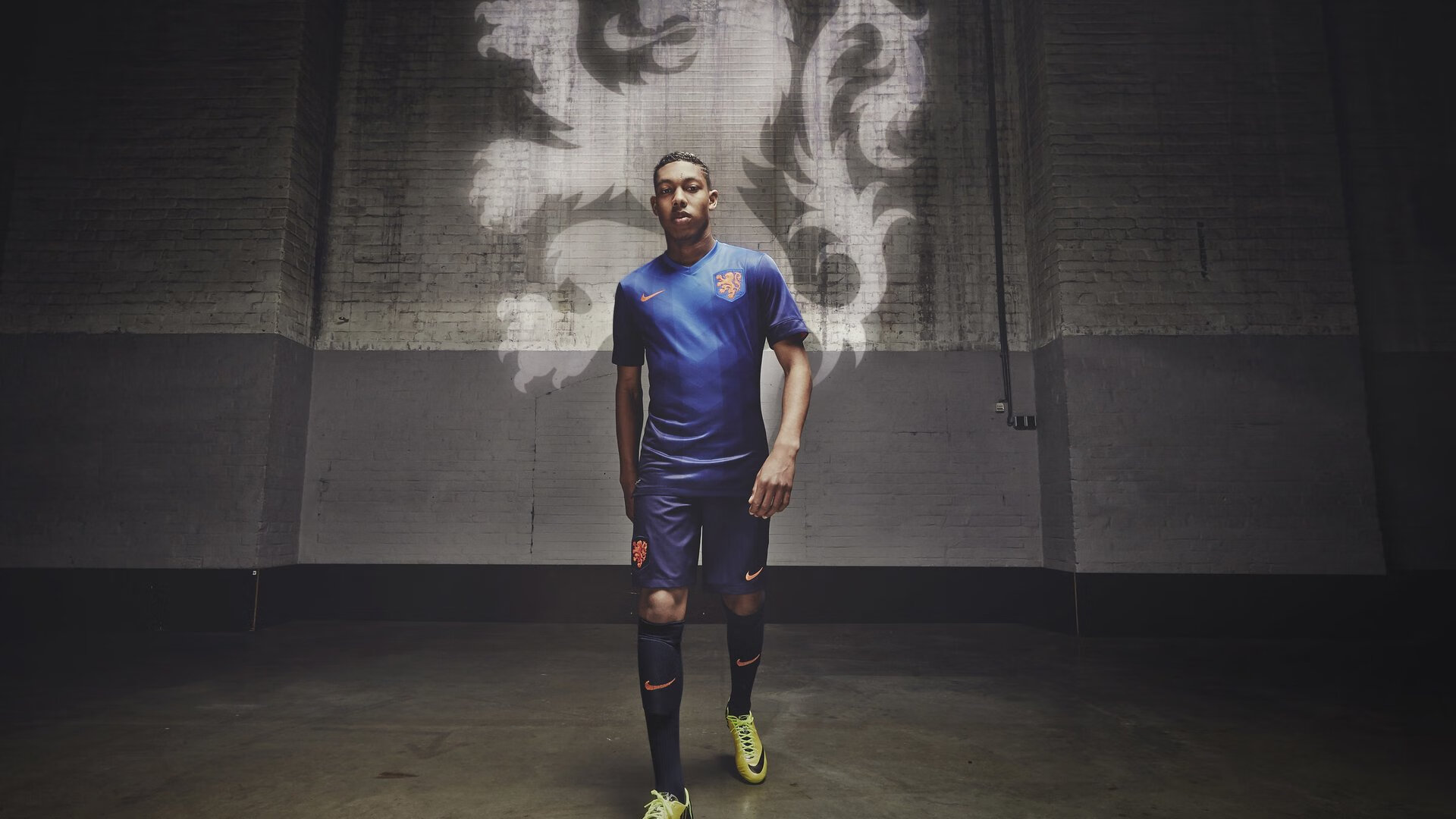 亚历克斯·格林伍德在橄榄球锦标赛中发挥出色，成为防守新星，亚历克斯-格林伍德