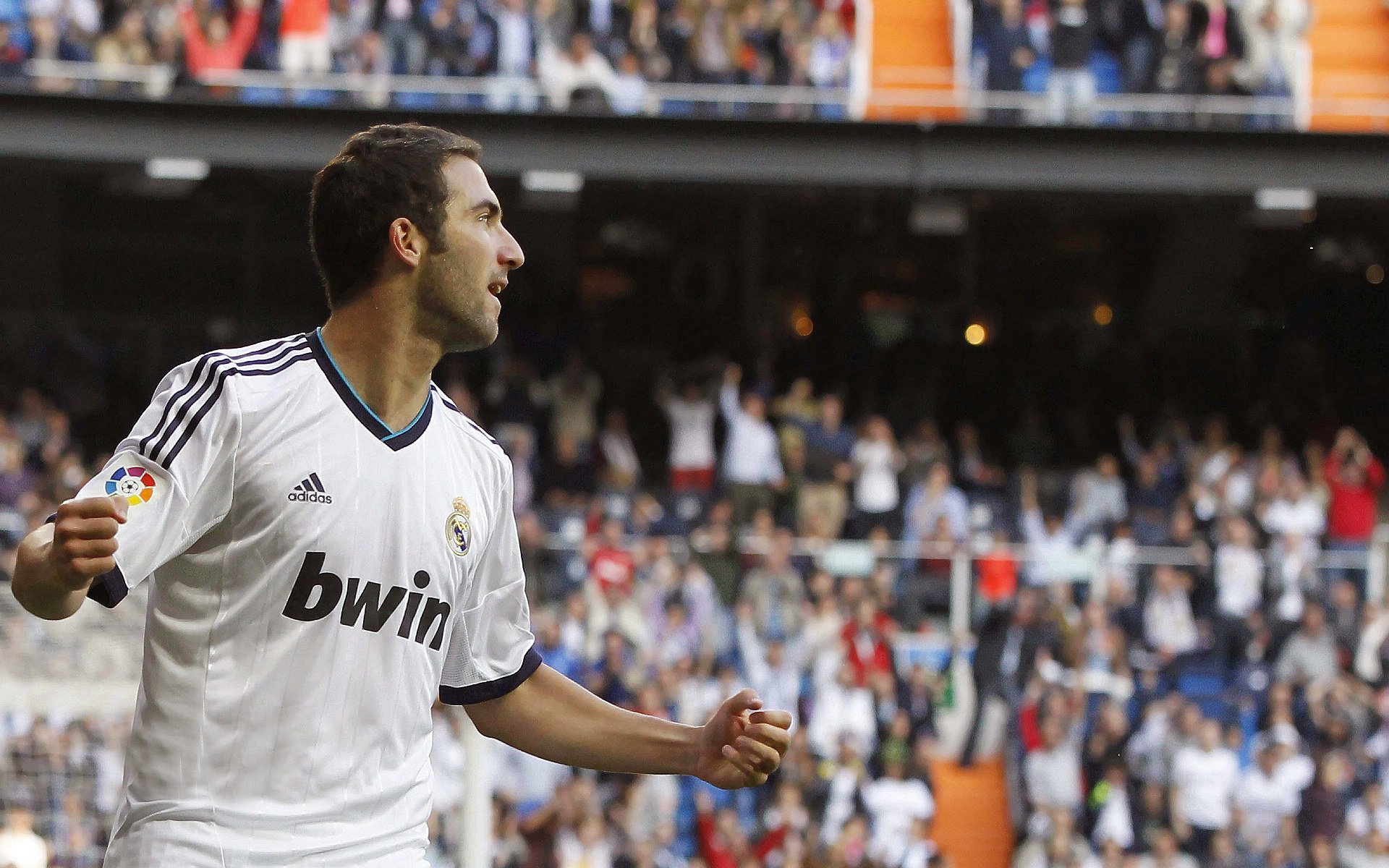 球员在比赛中展现对手无法防范的招牌动作,在比赛中持球队员倒地或坐在地上时比赛应继续进行